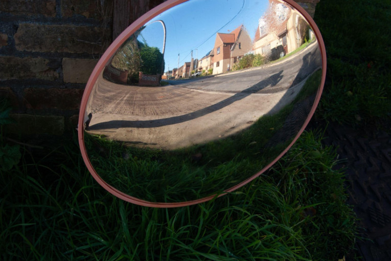 Zbog feng šuija uklonili saobraćajno ogledalo i izazvali niz nezgoda
