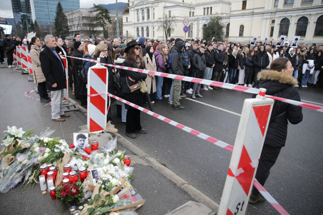 Hiljade Sarajlija na ulicama: Traže se odgovorni za tragičnu tramvajsku nesreću (FOTO)