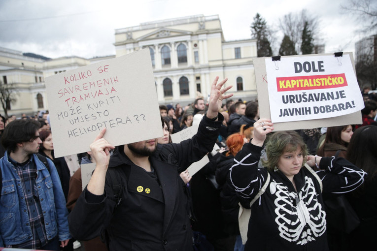 Hiljade Sarajlija na ulicama: Traže se odgovorni za tragičnu tramvajsku nesreću (FOTO)