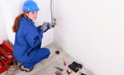 Ova devojka za šest meseci zaradila skoro pet miliona! Radi kao električarka i uživa