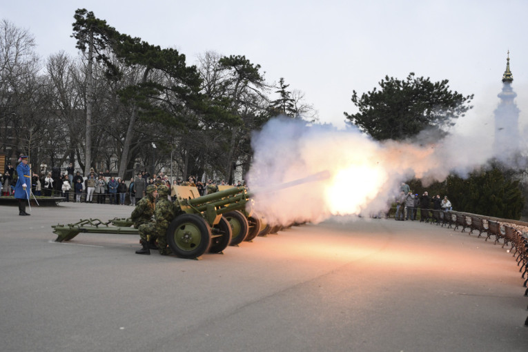 Na Kalemegdanu povodom Dana državnosti Republike Srbije izvedena počasna paljba! (FOTO/VIDEO)