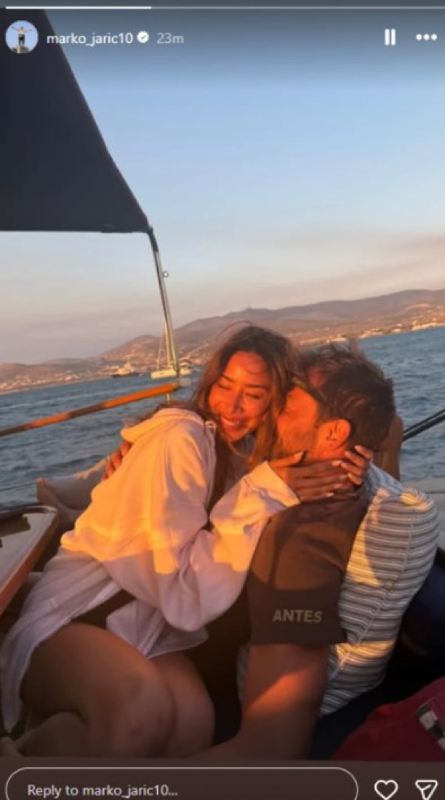 Ova atraktivna brineta je nova devojka Marka Jarića: Sedi mu u krilu dok se grle na jahti (FOTO)