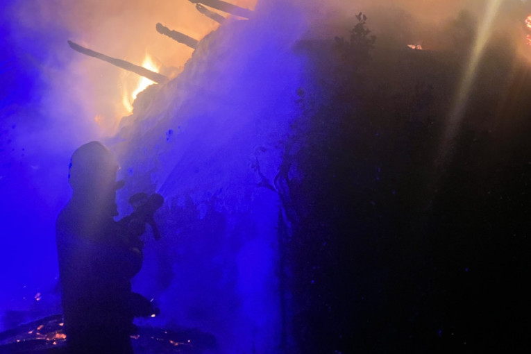 Buknuo požar u Mladenovcu: Žena pokušala da ugasi vatru, pa zadobila povrede!