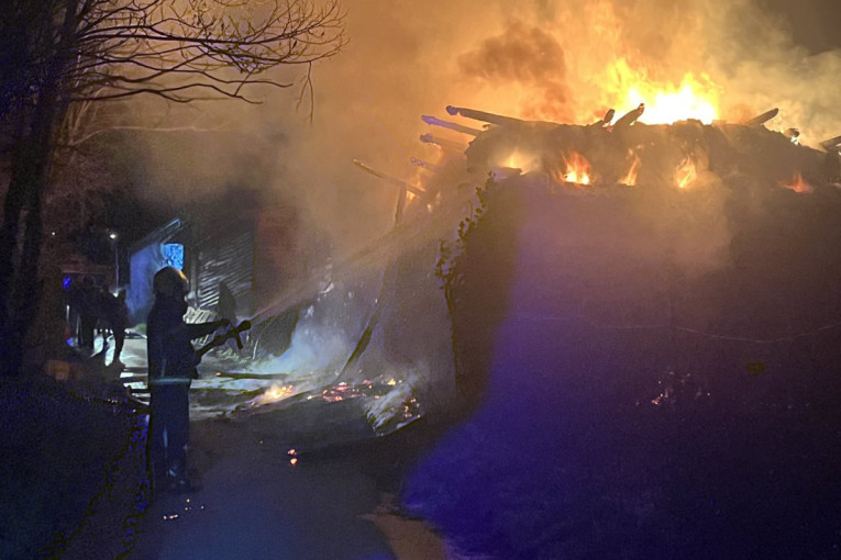 Požar u Žitnom Potoku: Vatrogasci iz Prokuplja na terenu, selo ponovo u strahu! (FOTO/VIDEO)