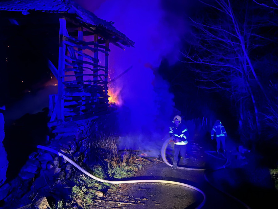 Požar u Žitnom Potoku: Vatrogasci iz Prokuplja na terenu, selo ponovo u strahu! (FOTO/VIDEO)