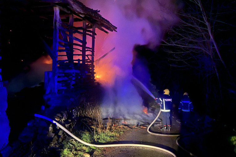 Požar u Žitnom Potoku: Vatrogasci iz Prokuplja na terenu, selo ponovo u strahu! (FOTO/VIDEO)