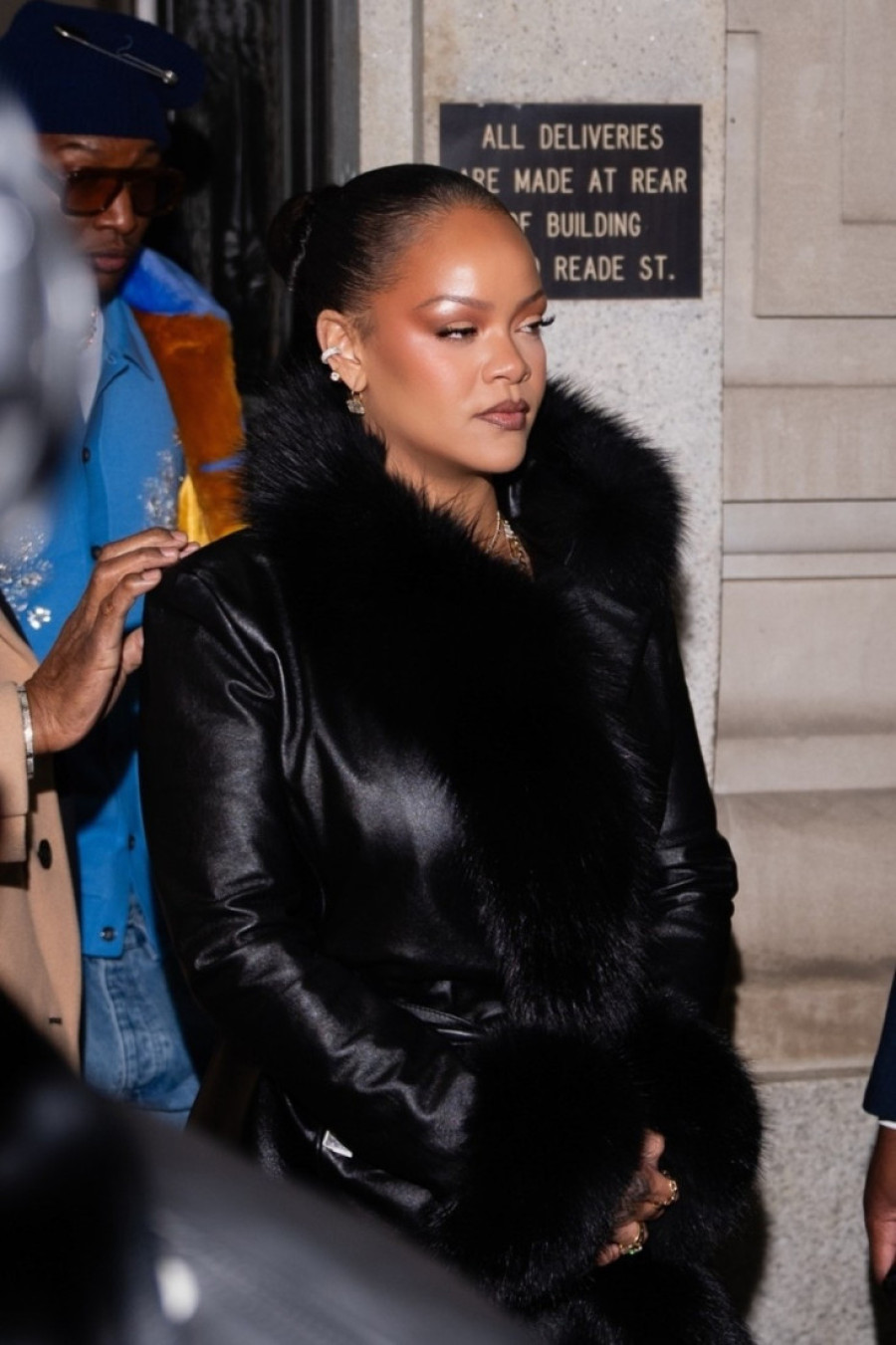 Žena pucala na Rijaninu kuću! Jedan od 10 hitaca probio zid, bila sa decom u vili! (FOTO)