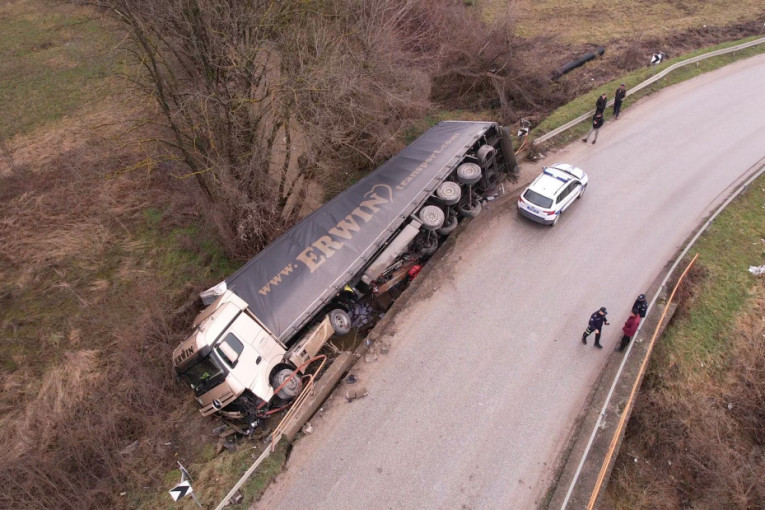Drama na putu između Čačka i Kraljeva: Šleper probio bankinu, pa se prevrnuo! (FOTO)