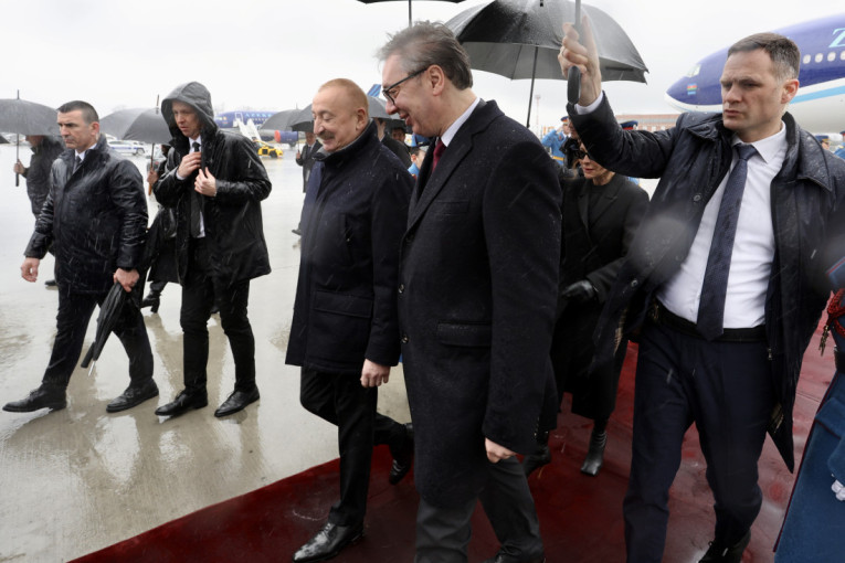 Alijev stigao u posetu Srbiji: Na aerodromu ga dočekao Vučić