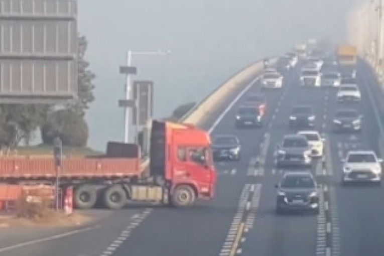 Kamion izazvao haos na mostu! Blokirane sve trake, vozila se u poslednjem trenutku "provukla"! (VIDEO)