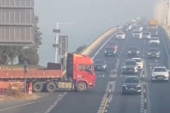 Kamion izazvao haos na mostu! Blokirane sve trake, vozila se u poslednjem trenutku "provukla"! (VIDEO)