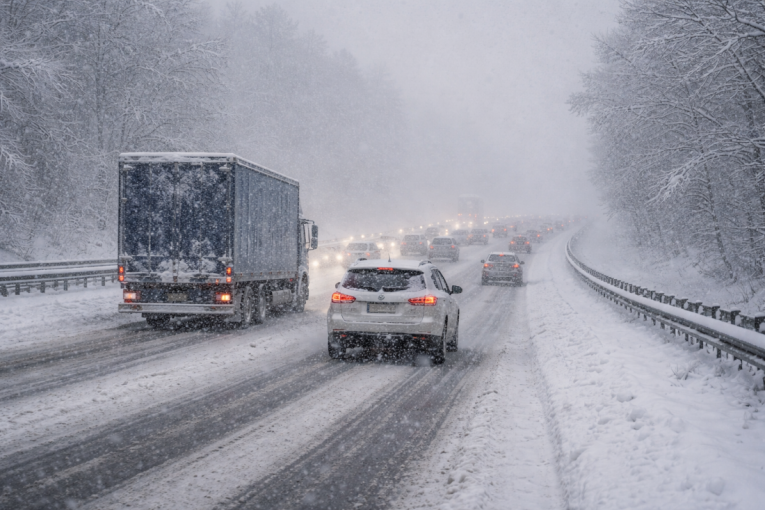 Provokacijama nema kraja: Skandal u Drenici - auto sa srpskim tablicama prekriven zastavom tzv. OVK (VIDEO)