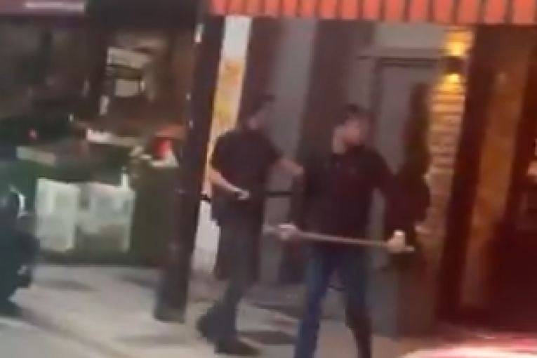 Užas nasred ulice! Muškarci jurili za roštiljdžijom, jedan dohvatio i lopatu! (VIDEO)