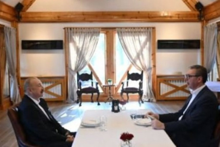 Vučić na radnom doručku sa Alijevim: Ponosan na naše prijateljstvo i stabilne odnose