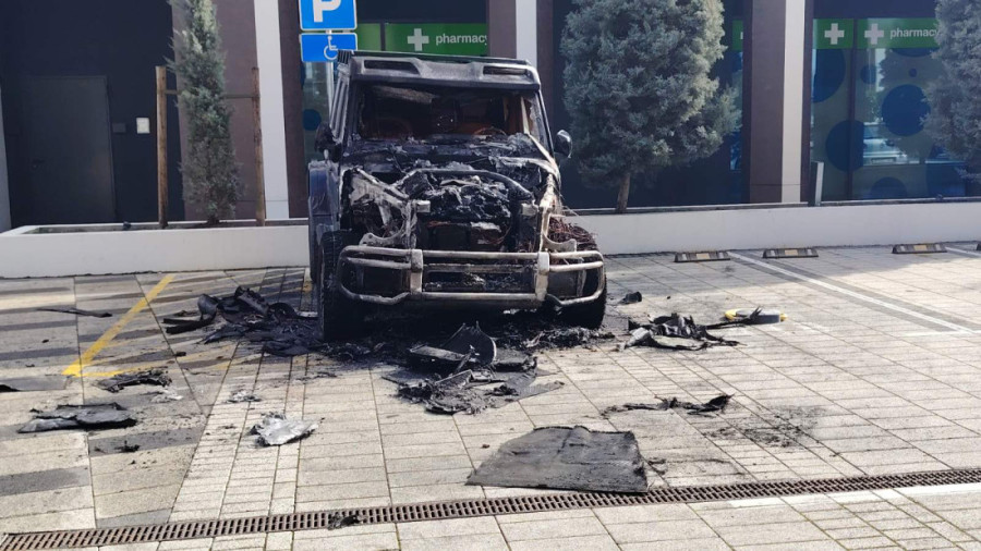 Bolesno! Roditelji fotografišu decu pored zapaljenog automobila Bake Praseta kao da je znamenitost! (FOTO/VIDEO)