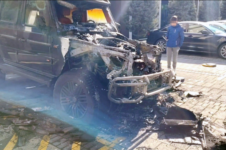 Bolesno! Roditelji fotografišu decu pored zapaljenog automobila Bake Praseta kao da je znamenitost! (FOTO/VIDEO)