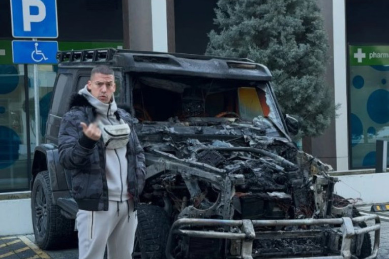 Šačica blokadera se autobusima dovezla u Novi Sad: Hoće da unište svečanost posvećenu Matici srpskoj, vređaju i psuju novinare