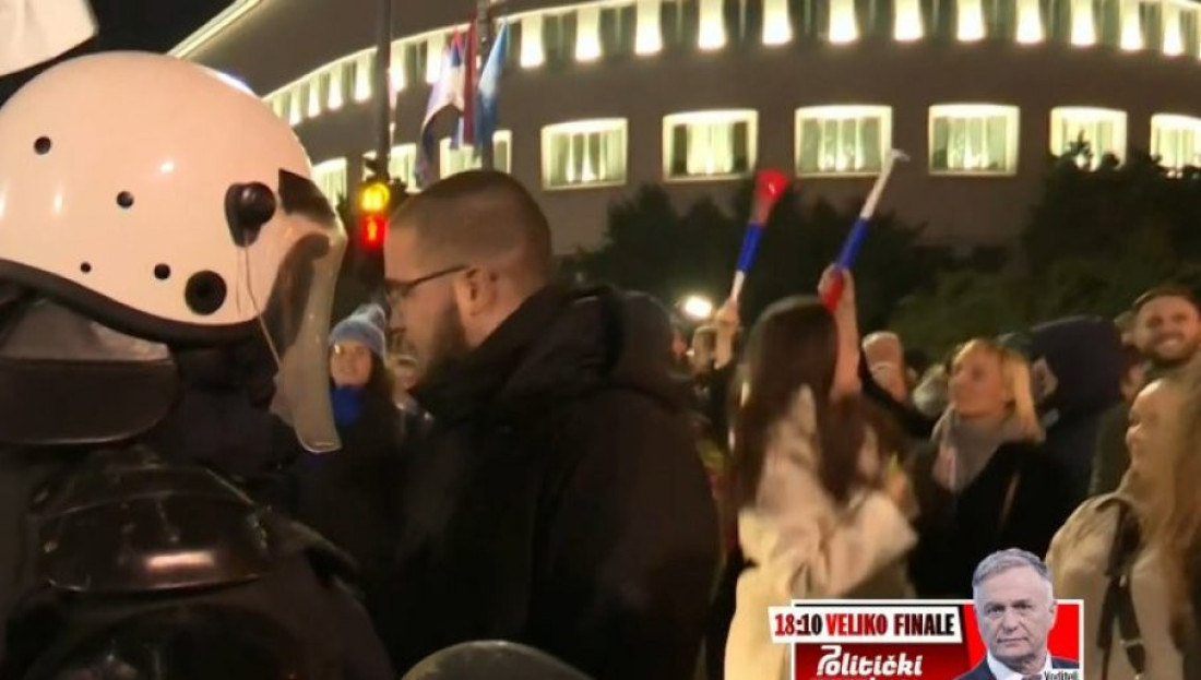 Šačica blokadera se autobusima dovezla u Novi Sad: Hoće da unište svečanost posvećenu Matici srpskoj, vređaju i psuju novinare