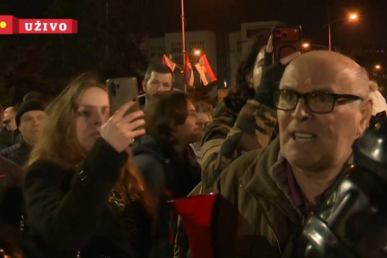 Šačica blokadera se autobusima dovezla u Novi Sad: Hoće da unište svečanost posvećenu Matici srpskoj, vređaju i psuju novinare