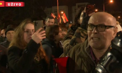 Šačica blokadera se autobusima dovezla u Novi Sad: Hoće da unište svečanost posvećenu Matici srpskoj, vređaju i psuju novinare