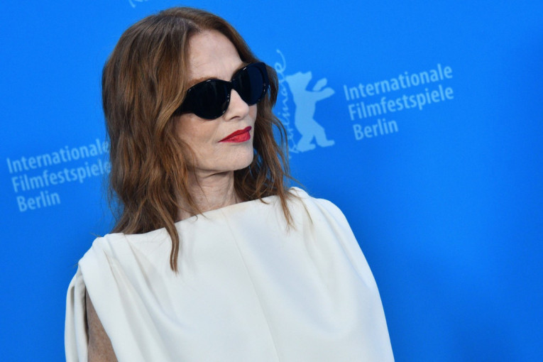 Svi su ostali u čudu zbog njenog mladolikog izgleda u osmoj deceniji života: Izabel Iper se pohvalila i novom trendi frizurom (FOTO)