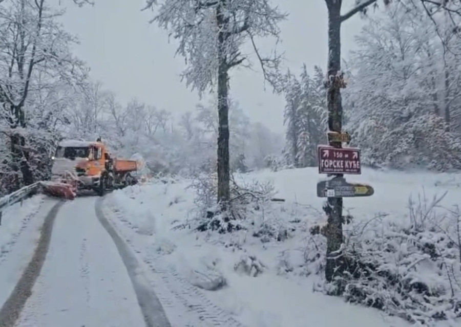Sneg napravio haos na Goliji: Nanosi viši od metra, vozila zaglavljena, pojavio se i dramatičan snimak (VIDEO)
