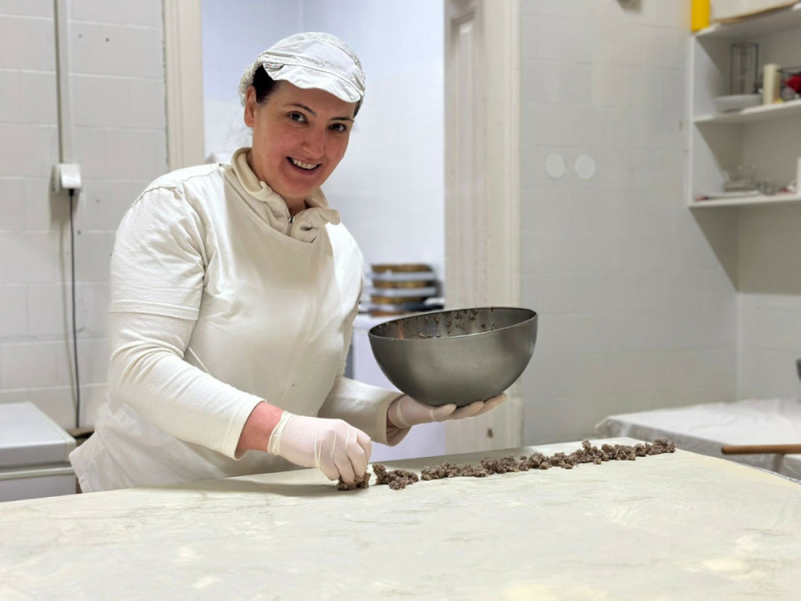 Koja se želi domaćicom zvati - ovo mora znati: Mira iz Čačka je majstor u razvijanju kora za domaću pitu (FOTO)