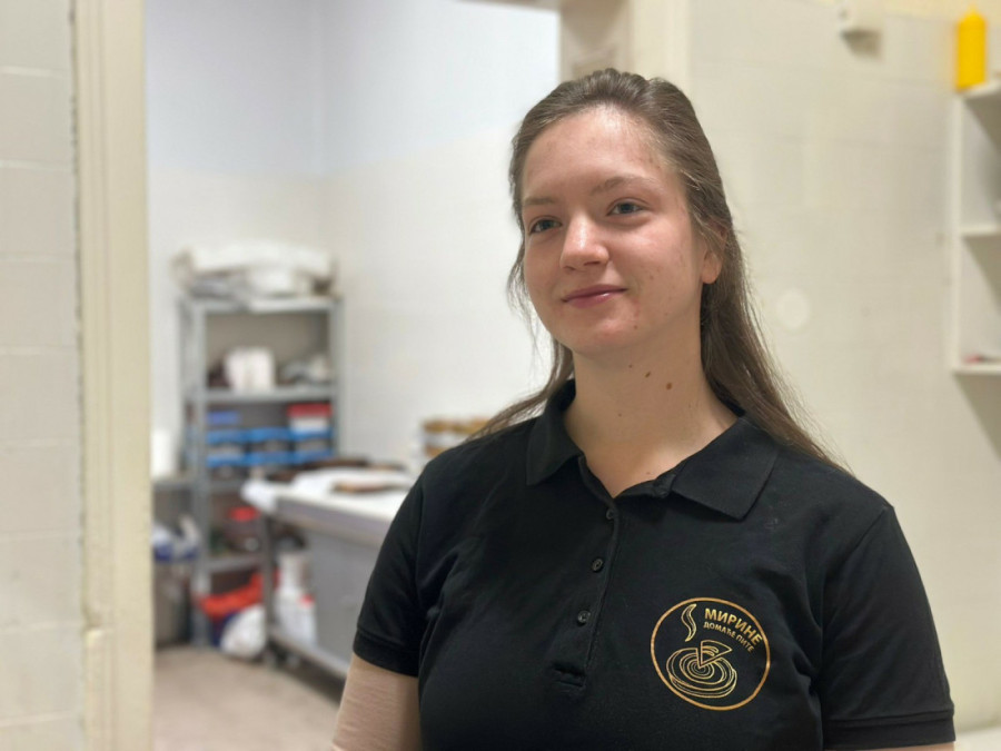 Koja se želi domaćicom zvati - ovo mora znati: Mira iz Čačka je majstor u razvijanju kora za domaću pitu (FOTO)