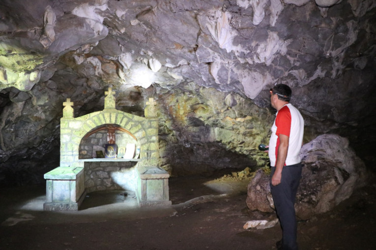 Ovo je jedina pećina crkva u Srbiji, u njoj ugušeno 300 Srba. Kađenica čuva krvavu istoriju od zaborava (FOTO)