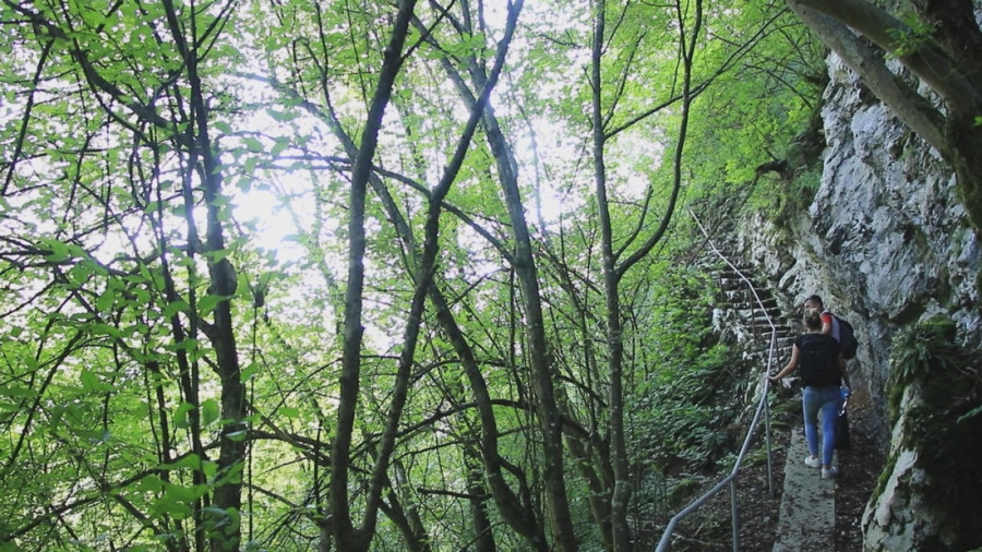 Ovo je jedina pećina crkva u Srbiji, u njoj ugušeno 300 Srba. Kađenica čuva krvavu istoriju od zaborava (FOTO)