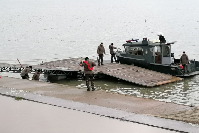 Počinje akcija kod Ade Huje: Dovezen kran, kreće izvlačenje vozila (FOTO/VIDEO)