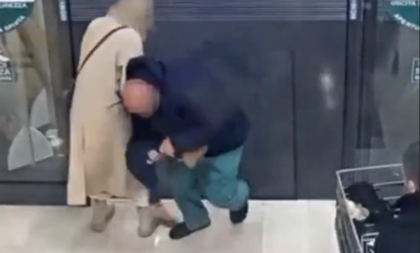 Drama u tržnom centru: Beskućnik pokušao da otme dete, majka se otimala s njim, devojčica završila u bolnici (VIDEO)