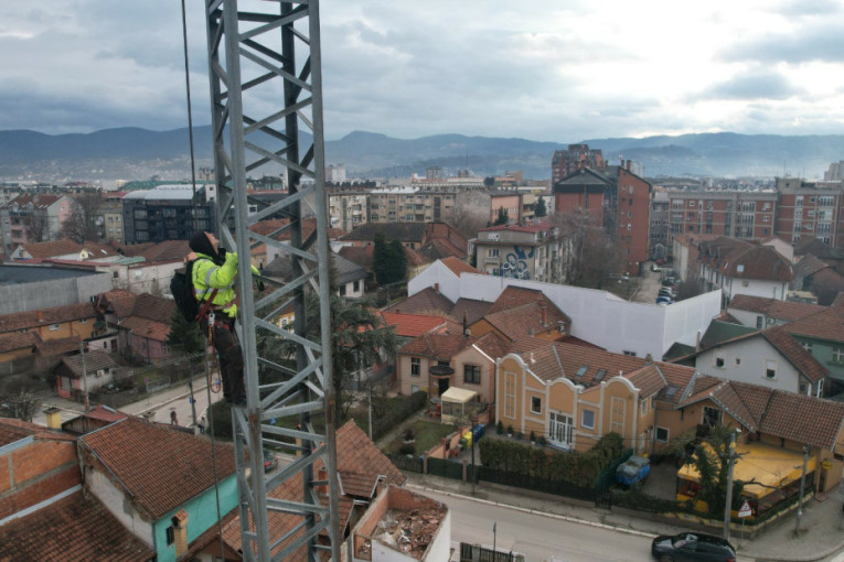 Sa 50 metara gleda grad pod sobom: Radovan montirao više od 200 kranova godišnje!