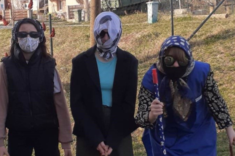 Mališani čuvaju tradiciju: Maskirani obilaze kuće i dobijaju poklone, evo i zašto!