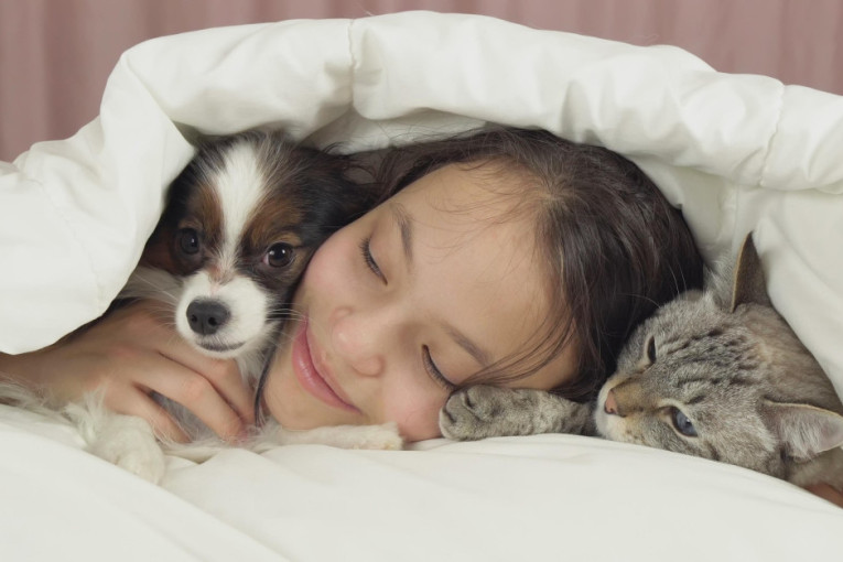Za decu je zdravo da odrastaju uz ljubimca: Kako da znate da li je za vaše bolji pas ili mačka?
