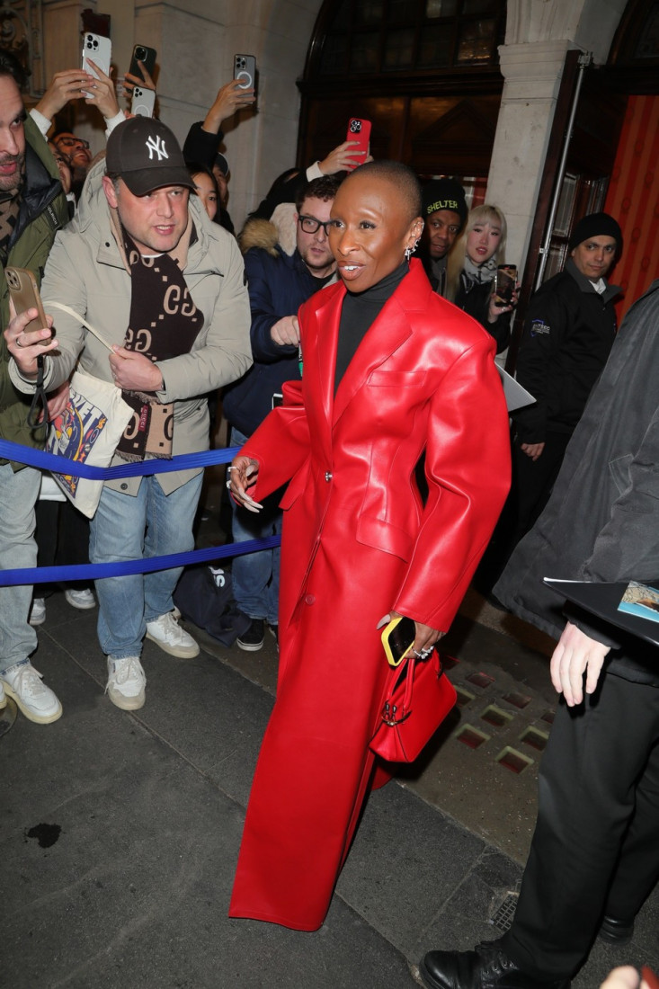 U crvenoj koži od glave do pete: Sintija Erivo se pojavila u vatrenoj kombinaciji (FOTO)