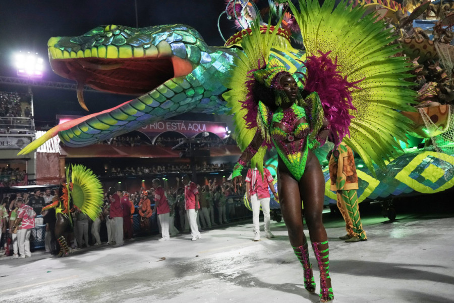 Magični Rio gori od ritma: Takmičarski deo Karnevala završen, grad čeka šampiona, a spektakl boja i plesa još traje (FOTO)