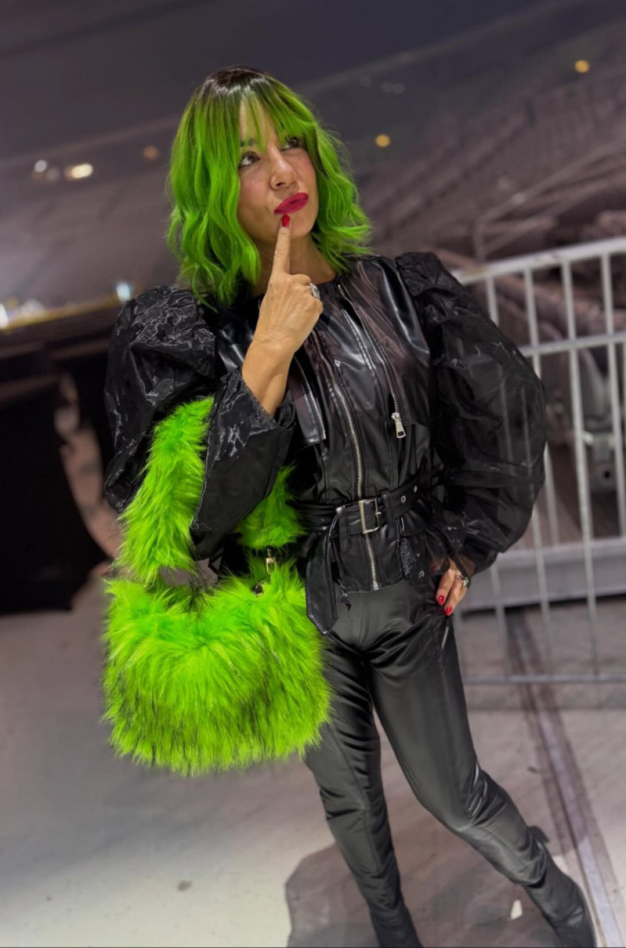 Modni žiri nikad otrovniji: Ovu pevačicu haljina pretvorila u bezličnu figuru!