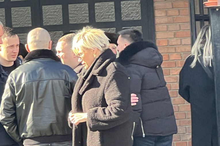 Sestre Bekvalac potresene na sahrani Tatjane Ječmenice: Dragana i bivša teniserka bile najbolje drugarice (FOTO/VIDEO)