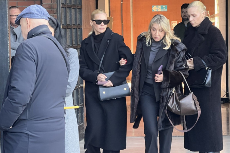 Sestre Bekvalac potresene na sahrani Tatjane Ječmenice: Dragana i bivša teniserka bile najbolje drugarice (FOTO/VIDEO)