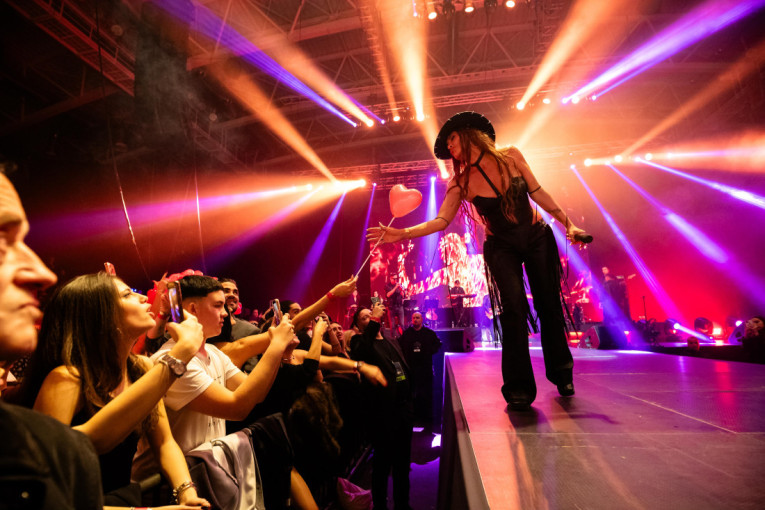 Balkanska diva pokorila Skoplje: Senidah zapalila „Jane Sandanski“, na redu je novosadski Spens!