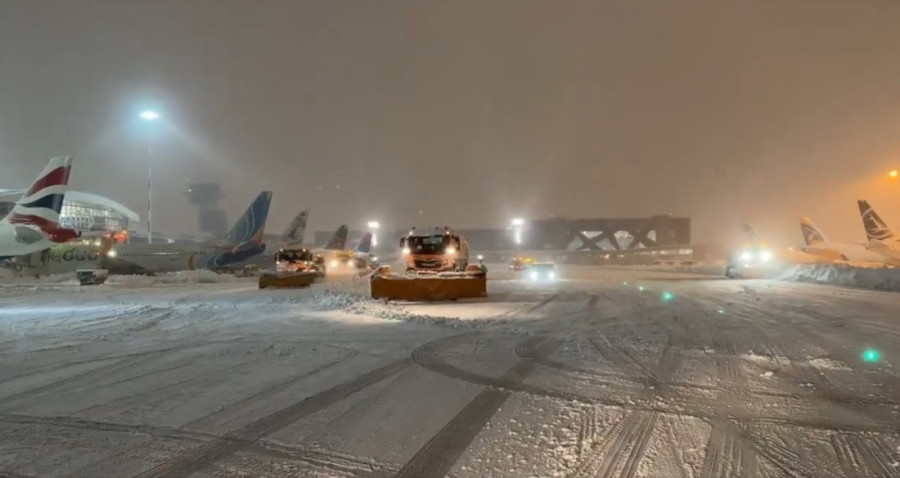 Sneg zatrpao Moskvu: Na ulicama haos, 140 letova otkazano (VIDEO)