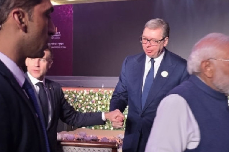 "Na drugom kraju sveta sa prijateljem uvek u dobrom raspoloženju" Vučić se oglasio nakon sastanka sa Makronom u Indiji