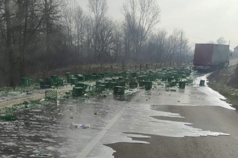 Zavejana kritična deonica preko Golije: Jak vetar pravi smetove visine nekoliko metara!