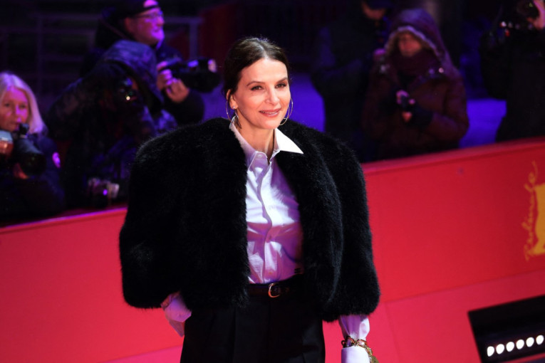 Kad haljina nije prvi izbor: Žilijet u pantalonama i efektnoj bundi - izdanje sjajno za izlazak, a prolazi i kao poslovna elegancija (FOTO)