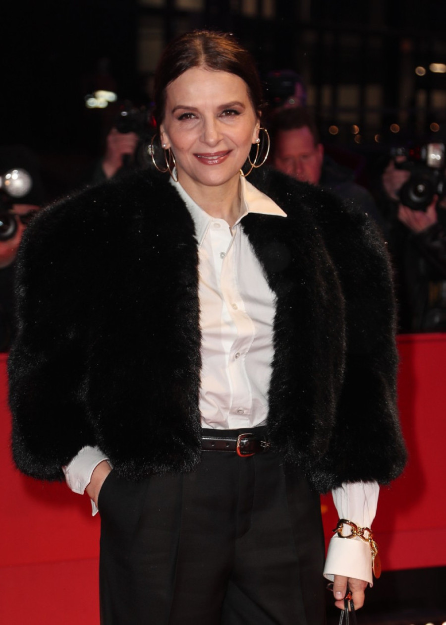 Kad haljina nije prvi izbor: Žilijet u pantalonama i efektnoj bundi - izdanje sjajno za izlazak, a prolazi i kao poslovna elegancija (FOTO)