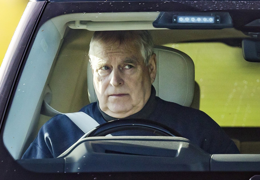 Prva fotografija bivšeg princa Endrua nakon puštanja iz pritvora: Izbezumljen leži u automobilu! (FOTO)