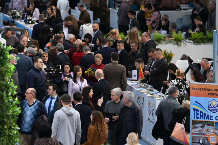 Posetioci u redovima jure popuste i besplatne karte! (FOTO/VIDEO)