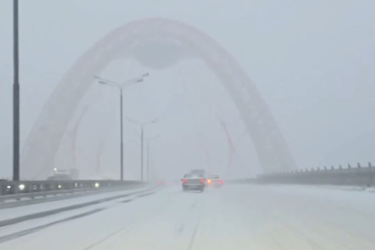Sneg zatrpao Moskvu: Na ulicama haos, 140 letova otkazano (VIDEO)