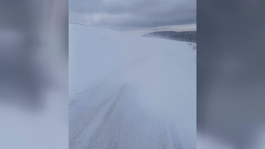 Zavejana kritična deonica preko Golije: Jak vetar pravi smetove visine nekoliko metara!